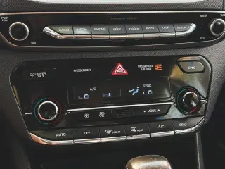 Hyundai IONIQ Plug-in Hybrid 2018 4p Hatchback