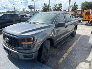 Ford F-150 2025 4x2 STX 4 puertas SuperCrew 5.5 pies. SB