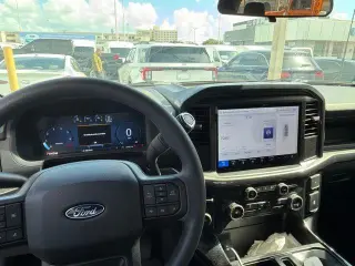 Ford F-150 2025 4x2 STX 4 puertas SuperCrew 5.5 pies. SB