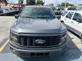 Ford F-150 2025 4x2 STX 4 puertas SuperCrew 5.5 pies. SB