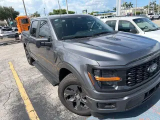 Ford F-150 2025 4x2 STX 4 puertas SuperCrew 5.5 pies. SB