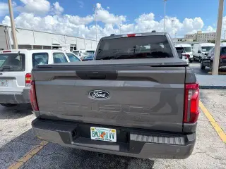 Ford F-150 2025 4x2 STX 4 puertas SuperCrew 5.5 pies. SB