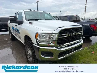 Ram 3500 2024 4x4 Tradesman 4 puertas Cabina Crew 6.3 pies. SRW Pickup