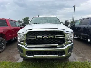 Ram 3500 2024 4x4 Tradesman 4 puertas Cabina Crew 6.3 pies. SRW Pickup