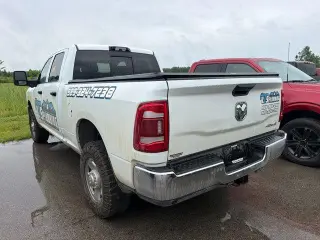 Ram 3500 2024 4x4 Tradesman 4 puertas Cabina Crew 6.3 pies. SRW Pickup