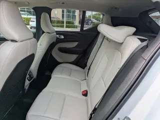 Volvo XC40 2025 AWD B5 Plus Tema Brillante 4 puertas SUV
