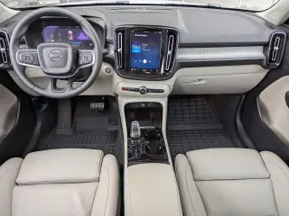 Volvo XC40 2025 AWD B5 Plus Tema Brillante 4 puertas SUV