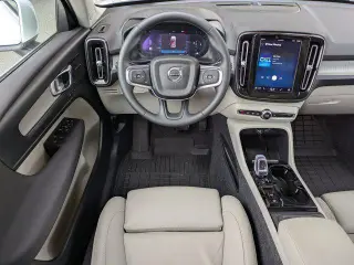 Volvo XC40 2025 AWD B5 Plus Tema Brillante 4 puertas SUV