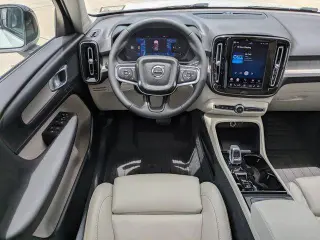 Volvo XC40 2023 AWD B5 Plus Tema Oscuro 4 puertas SUV