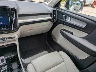 Volvo XC40 2023 AWD B5 Plus Tema Oscuro 4 puertas SUV