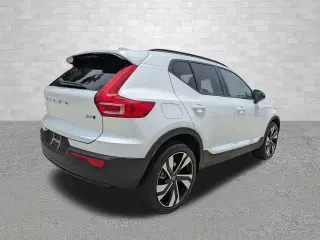 Volvo XC40 2023 AWD B5 Plus Tema Oscuro 4 puertas SUV