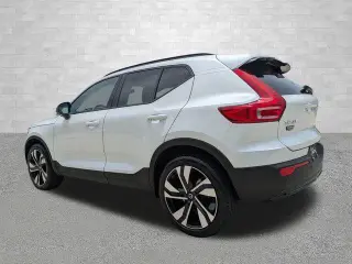 Volvo XC40 2023 AWD B5 Plus Tema Oscuro 4 puertas SUV