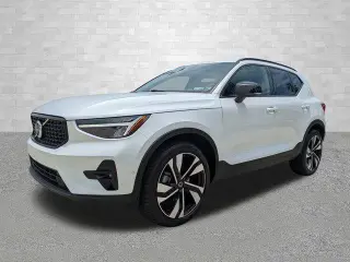 Volvo XC40 2023 AWD B5 Plus Tema Oscuro 4 puertas SUV