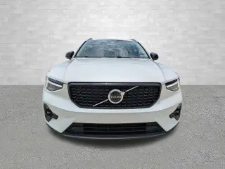 Volvo XC40 2023 AWD B5 Plus Tema Oscuro 4 puertas SUV