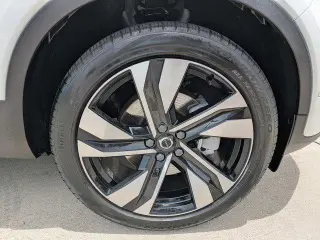 Volvo XC40 2023 AWD B5 Plus Tema Oscuro 4 puertas SUV