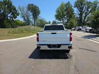Chevrolet Silverado 1500 2023 4x4 LT 4 puertas Cabina Crew 5.8 pies. SB con 2FL