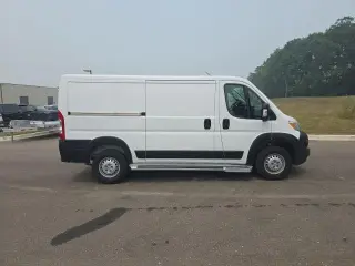 Ram ProMaster 2025 Tradesman 2500 136 WB 3dr Low Roof Cargo Van sin Asiento Pasaje