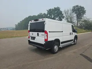 Ram ProMaster 2025 Tradesman 2500 136 WB 3dr Low Roof Cargo Van con asiento para pasajeros