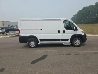 Ram ProMaster 2025 Tradesman 2500 136 WB 3dr Low Roof Cargo Van con asiento para pasajeros