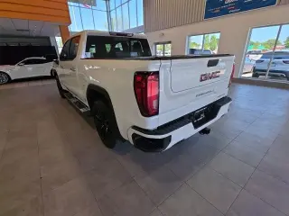GMC Sierra 1500 2021 4x4 Denali 4 puertas Cabina Crew 5.8 pies. SB