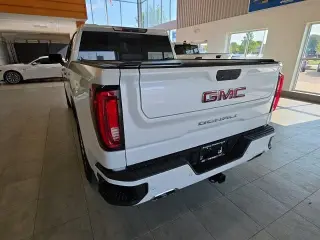 GMC Sierra 1500 2019 4x4 Denali 4 puertas Cabina doble 5.8 pies. Caja corta