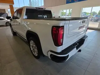 GMC Sierra 1500 2019 4x4 Denali 4 puertas Cabina doble 5.8 pies. Caja corta