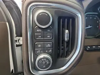GMC Sierra 1500 2019 4x4 Denali 4 puertas Cabina doble 5.8 pies. Caja corta