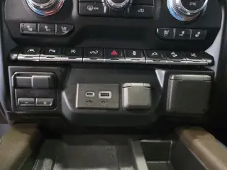 GMC Sierra 1500 2019 4x4 Denali 4 puertas Cabina doble 5.8 pies. Caja corta