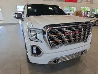 GMC Sierra 1500 2019 4x4 Denali 4 puertas Cabina doble 5.8 pies. Caja corta