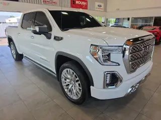 GMC Sierra 1500 2019 4x4 Denali 4 puertas Cabina doble 5.8 pies. Caja corta