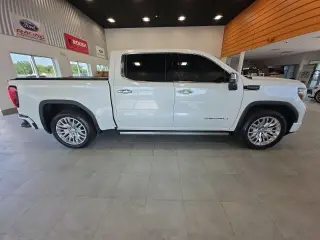 GMC Sierra 1500 2019 4x4 Denali 4 puertas Cabina doble 5.8 pies. Caja corta