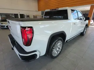 GMC Sierra 1500 2019 4x4 Denali 4 puertas Cabina doble 5.8 pies. Caja corta