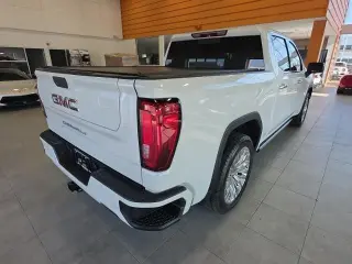 GMC Sierra 1500 2019 4x4 Denali 4 puertas Cabina doble 5.8 pies. Caja corta