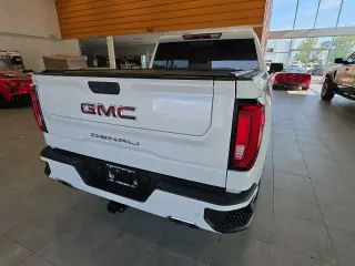 GMC Sierra 1500 2019 4x4 Denali 4 puertas Cabina doble 5.8 pies. Caja corta