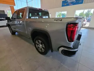 GMC Sierra 1500 2025 4x4 SLT Cabina Crew 4 puertas 5.8 pies. Caja corta