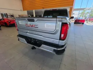 GMC Sierra 1500 2025 4x4 SLT Cabina Crew 4 puertas 5.8 pies. Caja corta