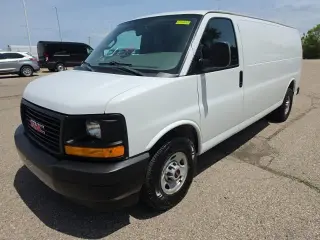 Furgoneta de Carga Extendida GMC Savana 2017 3500 3 puertas