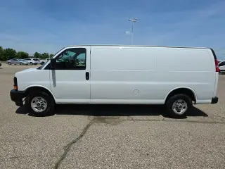 Furgoneta de Carga Extendida GMC Savana 2017 3500 3 puertas