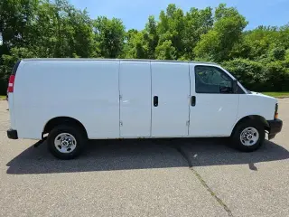 Furgoneta de Carga Extendida GMC Savana 2017 3500 3 puertas