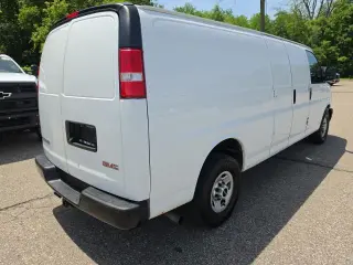 Furgoneta de Carga Extendida GMC Savana 2017 3500 3 puertas
