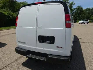 Furgoneta de Carga Extendida GMC Savana 2017 3500 3 puertas
