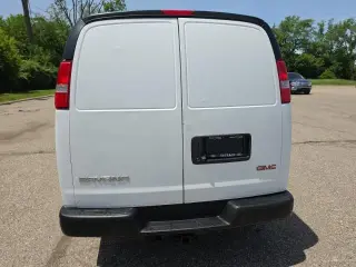 Furgoneta de Carga Extendida GMC Savana 2017 3500 3 puertas