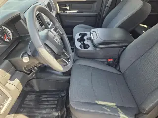 Ram 1500 Classic 2023 4x2 Tradesman 4p Cabasión de Tripulación con Caja Corta de 5.5 pies Sujeción de Pickup