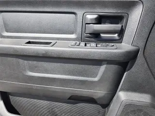 Ram 1500 Classic 2023 4x2 Tradesman 4p Cabasión de Tripulación con Caja Corta de 5.5 pies Sujeción de Pickup