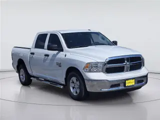 Ram 1500 Classic 2023 4x2 Tradesman 4p Cabasión de Tripulación con Caja Corta de 5.5 pies Sujeción de Pickup