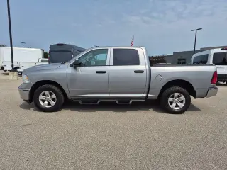 Ram 1500 Classic 2022 4x4 Tradesman 4 puertas Cabina doble 5.5 pies. Pickup SB