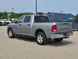 Ram 1500 Classic 2022 4x4 Tradesman 4 puertas Cabina doble 5.5 pies. Pickup SB