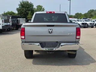 Ram 1500 Classic 2022 4x4 Tradesman 4 puertas Cabina doble 5.5 pies. Pickup SB