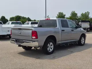 Ram 1500 Classic 2022 4x4 Tradesman 4 puertas Cabina doble 5.5 pies. Pickup SB