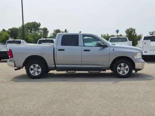 Ram 1500 Classic 2022 4x4 Tradesman 4 puertas Cabina doble 5.5 pies. Pickup SB